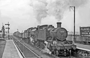 GWR 5101 Class No.4121이 1961년 세번 터널에서 올라와 필닝을 통과하는 혼합 화물 열차에서 No.4998 Eyton Hall을 조종하는 모습