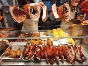 구운 돼지고기와 닭고기