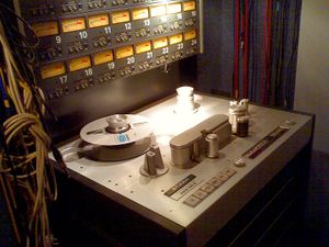 브라운과 밴드는 Studer A800 24트랙 머신과 돌비 SR 형식을 사용했다.