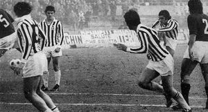1974년, 직접 프리킥으로 득점에 성공하는 유벤투스의 쿠쿠레두(오른쪽에서 2번째)