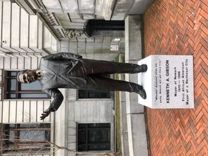 뉴어크 시청 앞에 세워진 깁슨의 동상