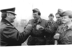 베를린 장벽 붕괴 후, 서베를린의 경관들(왼쪽)과 커피를 마시며 담소하는 국경 경비병들(오른쪽 4명)(1989년 11월 14일)