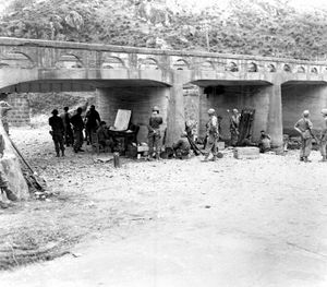 제27보병연대의 지휘소가 함안 인근 교량 아래에 있다.