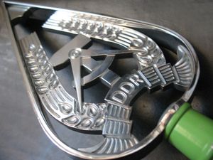 동독의 깃발 꼭대기, 여기서는 내무부(MdI) 부대의 깃발용; 국가인민군(NVA)은 금색으로 동일한 것을 가지고 있었다.