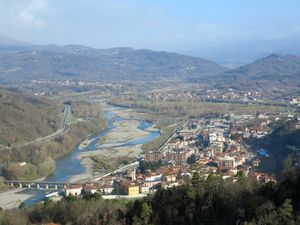 아울라의 마그라 강의 넓은 강바닥, 바르바라스코와 루솔로 성의 상류