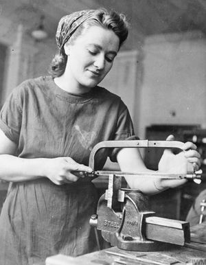 제2차 세계 대전 중 직업 훈련을 위해 쇠톱을 사용하는 여성