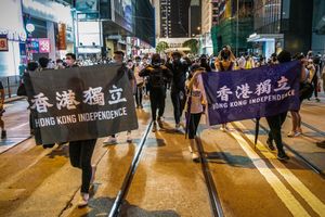 2020년 6월 9일, 시위대가 2019년 홍콩 범죄인 인도 법안에 반대하는 첫 번째 대규모 시위 1주년을 기념하여 "홍콩 독립"이라고 적힌 현수막을 들고 있다.