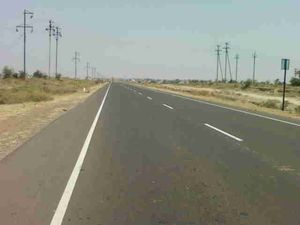 국도 제6호선이 아콜라를 통과한다.