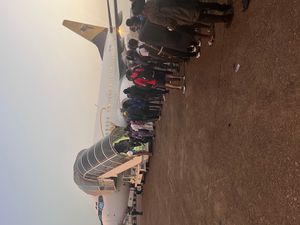 2022년 투레 국제 공항에서 비행기에 탑승하는 승객들