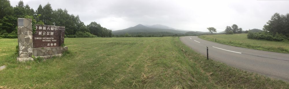 국도 제103호선이 도와다-하치만타이 국립공원으로 들어가는 입구. 배경은 핫코다 산