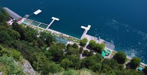 블레드 성 절벽 아래 호수에 위치한 공공 수영장.