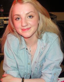 2009년 12월 런던에서 열린 혼혈 왕자 DVD 사인회에서 사진을 찍는 린치