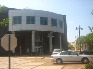 알렉산드리아 미술관은 레드 강을 따라 시내에 위치해 있다.