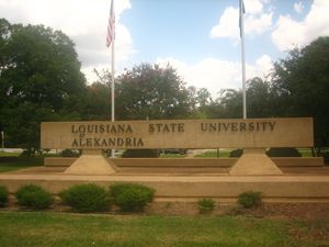 루이지애나 주립 대학교 알렉산드리아는 71번 국도 남쪽에 위치해 있다.
