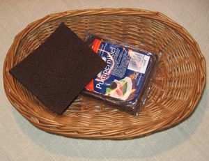 매우 밀도가 높은 납작한 맥아 시럽 색깔의 폴란드 펌퍼니켈 한 조각