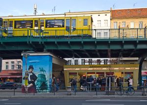 베를린의 콘노프케 임비스(Konnopke's Imbiss). 1960년 동베를린에서 커리부르스트를 처음 판매한 임비스였다.