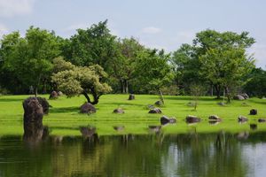 리와 천(황)이 나란히 앉아 진솔한 대화를 나누는 잔디밭 장면은 뤄동 스포츠 공원에서 촬영되었다.