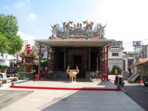 먀오서우궁(妙壽宮), 안핑구는 리가 백설탕 떡을 사고 어린 황을 만난 곳이었다.