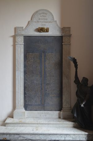 제1차 세계 대전 중 양쪽 군대에서 전사한 중립 모레스네의 아들들을 기리는 기념비, 성모 승천 교회 오른쪽 정문. 하단 독일어: "죽음으로 연합, R.I.P."