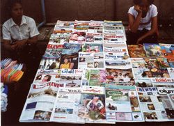 양곤 거리의 신문 (2006년 2월) (영어로 된 출판물 포함)