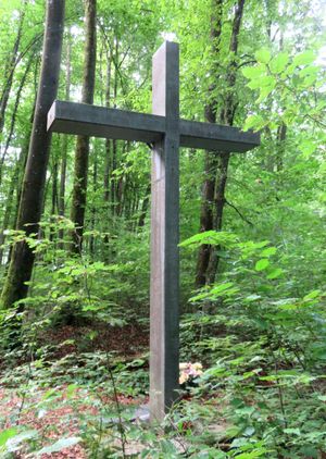 Koščak 언덕 집단 매장지 표지석