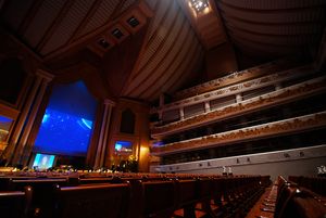 자제 재단 본당 내부