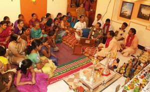 ISKCON의 바잔 during Navratri 골루 at 코임바토르, 타밀 나두, 인도