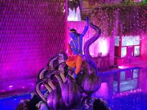 ISKCON 동 킬라쉬, 뉴델리의 크리슈나 조각상