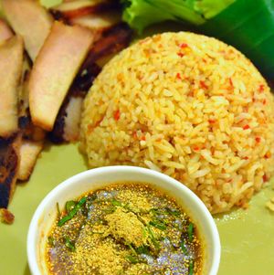 카오 팟 남 픽 나록은 남 픽 나록으로 볶은 밥으로, 구운 돼지고기와 남 찜(딥 소스)과 함께 제공된다.