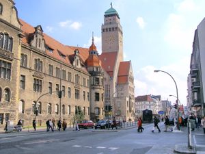 라트하우스 노이쾰른역과 왼쪽의 구청사