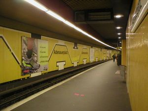 아데나워플라츠역 보수 공사 이전