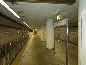 섬식 승강장 구조의 가와라마치 역