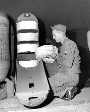 SFC Furl A. Krebs는 일본 요코하마의 FEC(극동 사령부) 인쇄 공장에서 M16A1 클러스터 어댑터를 장착했다. 폭탄 유형 어댑터에는 5x 크기의 심리전 전단 22,500개가 들어갈 예정이었다.