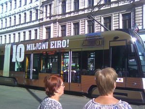 트램에 유로화를 뜻하는 'eiro'라는 단어를 사용한 광고