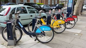 정류장에 있는 파란색(Barclays Cycle Hire), 노란색(2014년 투르 드 프랑스) 및 빨간색(Santander Cycles) 자전거
