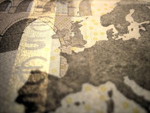 뒷면 확대 사진: 유럽 지도와 고전 시대의 다리