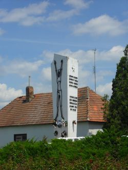 제2차 세계 대전 중 다하우와 쇤베르크 강제 수용소에서 사망한 콜라로보 주민들을 기리는 기념비.