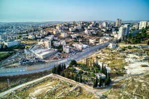 이스라엘 분리 장벽 너머의 알-에이자리아 - 아트 투르에서 바라본 모습