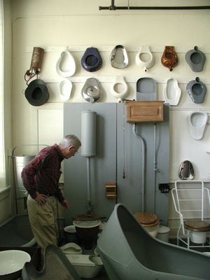 화장실, 요강, 엉덩이 욕조 등의 박물관 소장품. 현대식 변기는 오른쪽에 있다.