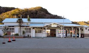 역명 간판 갱신 전의 역사(2014년 1월)