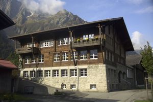 구탄넨 학교 건물