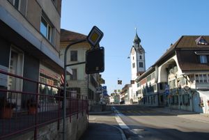 1834년에 지어진 양파 모양 돔 타워가 있는 주요 거리와 개혁 교회