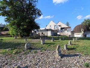 버려진 유대교 회당과 묘지