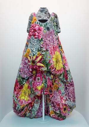 메트로폴리탄 미술관에서 열린 Sleeping Beauties: Reawakening Fashion 전시회에 출품된 "Digitalis" 드레스