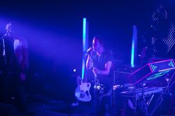 2011년 11월 뮤직 박스 극장에서 열린 Hurry Up, We're Dreaming 투어 공연 중인 M83