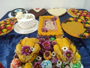 이란 결혼식에서 케이크, 젤리 푸딩, 닭고기와 함께 제공되는 할바 접시들