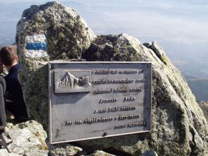 1841년 등반을 기념하는 정상 비석타트라스에서 사용되는 파란색 등산로 표지판