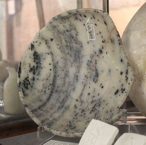 카바의 세레크가 새겨진 디오라이트 그릇