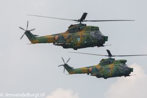 비행 중인 IAR 330 쌍