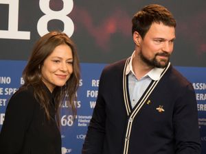 엘레나 랴도바와 다닐라 코즐롭스키, 2018 베를린 영화제에서 도브라토프 기자 회견